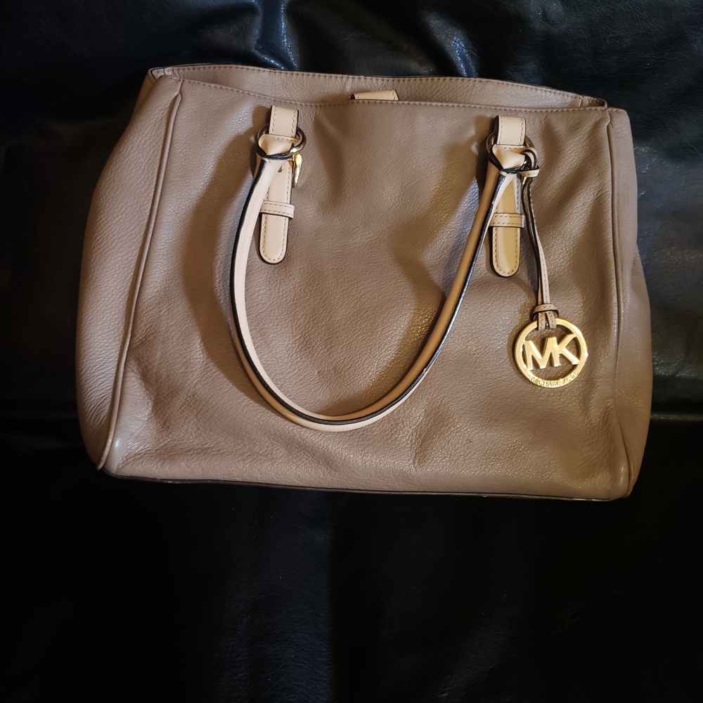 PRICED TO SELL! ** Michael Kors ** EXCELLENT CONDITION! Tan Leather Tote Bag